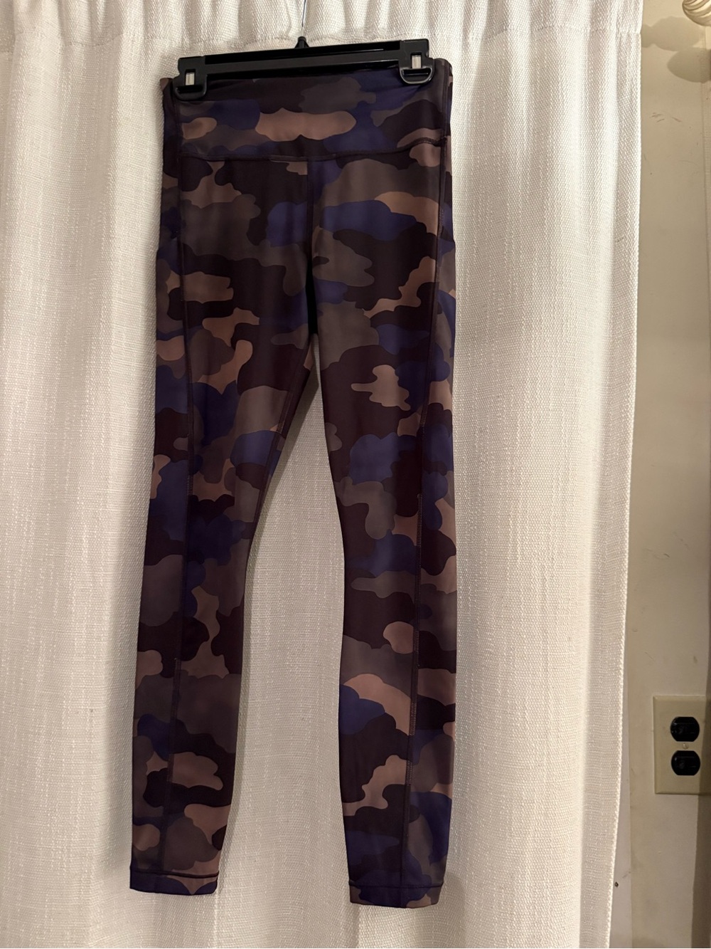 Athleta Ultimate Stash Printed 7/8 Tight Leggings in camo, size ST